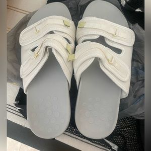 Womens Vionic Sarah Sandals, size 9 *New*